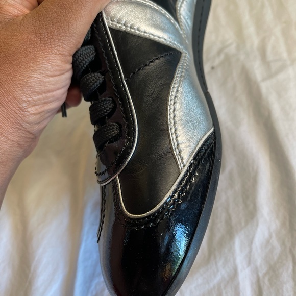 Authentic Louis Vuitton Ladies Sneakers, size (37) - Picture 4 of 16